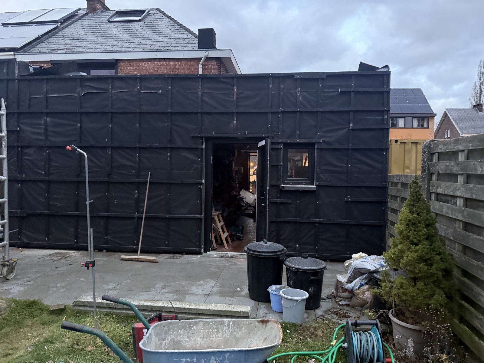 Gevel van een aanbouw tijdens de werken