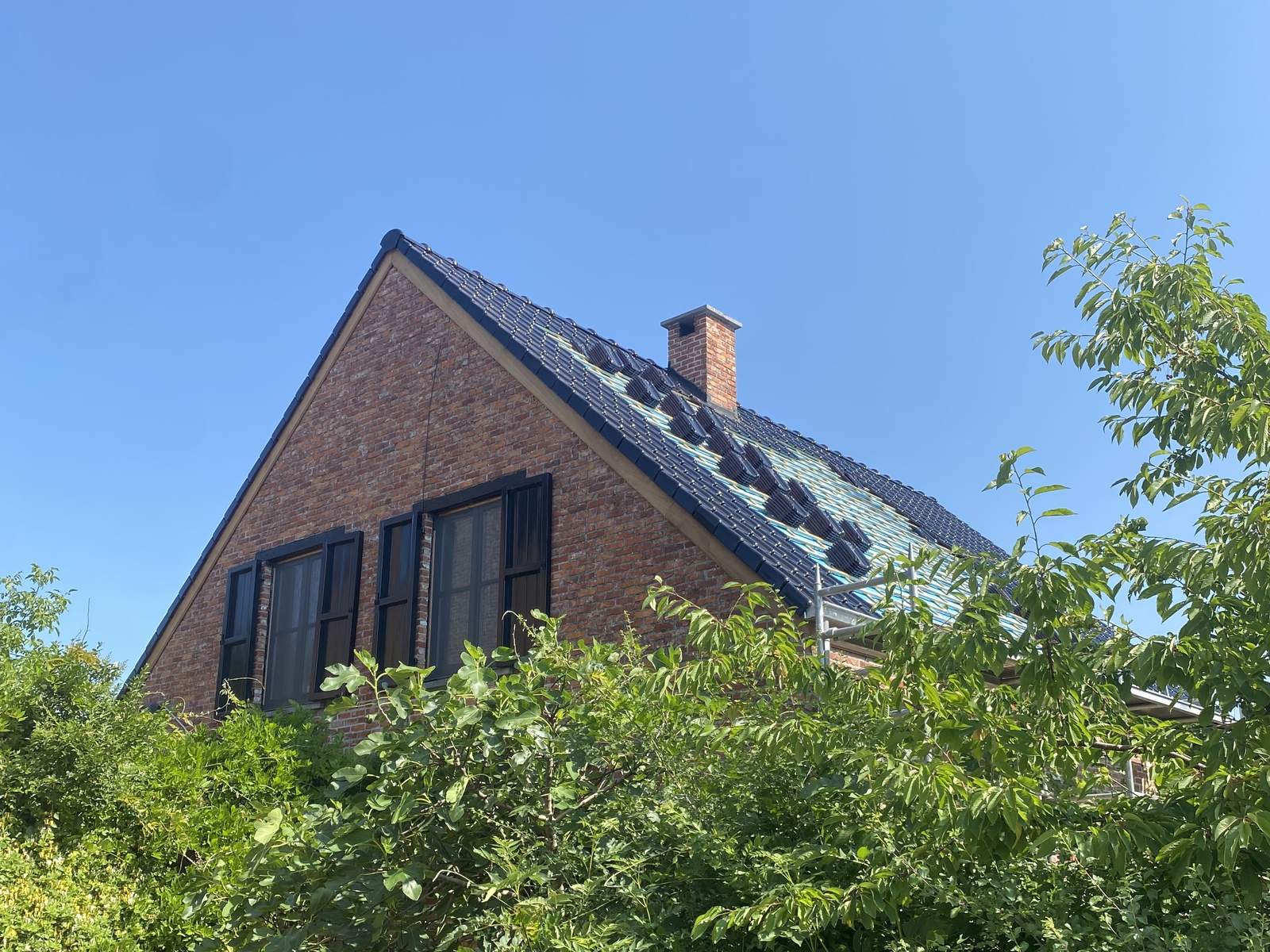 Bakstenen woning met hellend dak