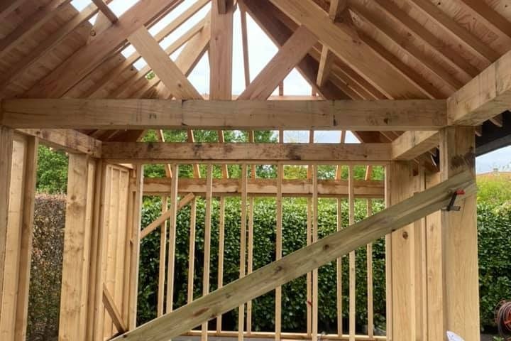Houten dakstructuur van een tuinbouw