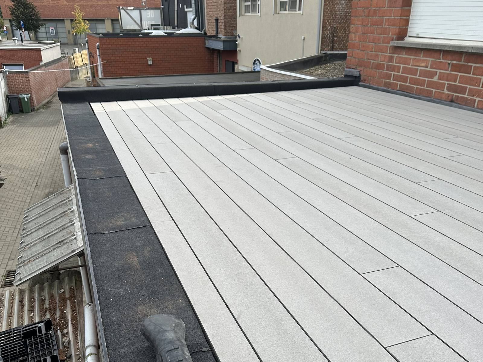 Plat dak met nieuwe dakbedekking