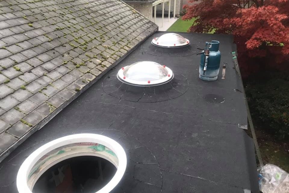 Plat dak met drie lichtkoepels