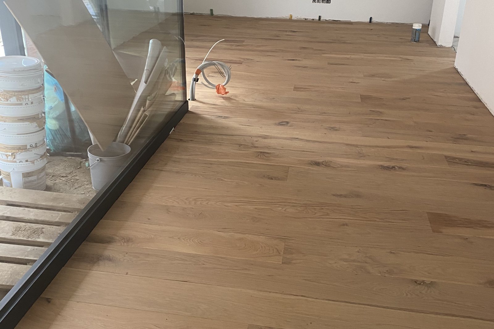 Nieuwe houten vloer in een lege ruimte